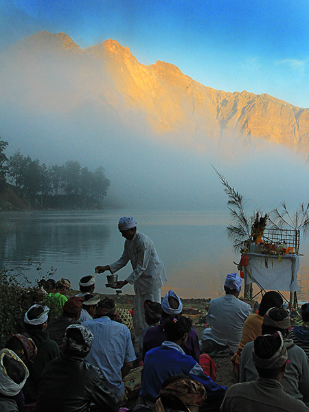 Hindu worship rituals, Segara Anak lakeside...