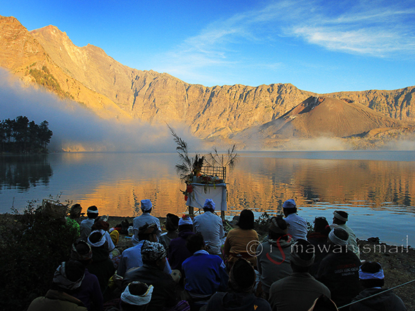 Hindu worship rituals, by the lakeside...